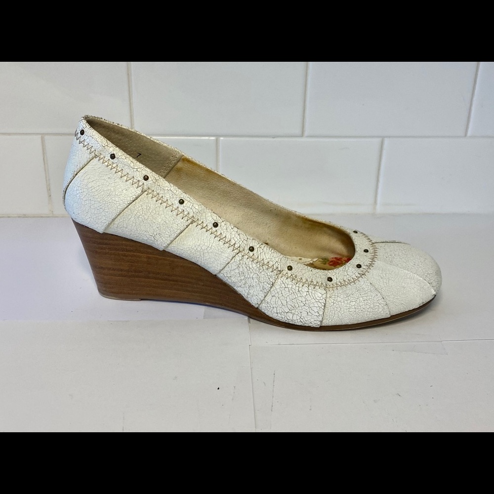 Seychelles size 7 faux crackle white wedges.